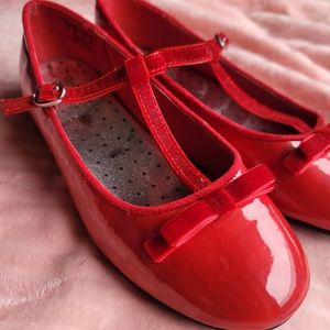 Girls Red Holiday Shoes w/ Glitter Heels. NEW!! without tags Sz 5